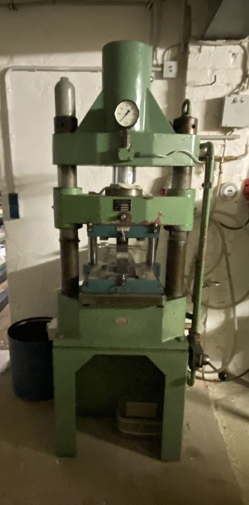 blaeserschmiede-hydraulische-schmiedepresse